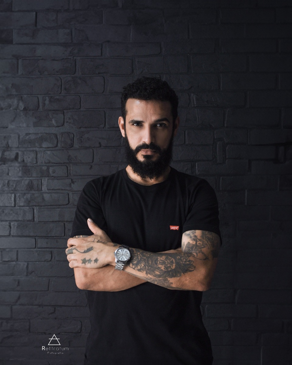 Retrato de Djair Almeida, tatuador e artista visual em Valência